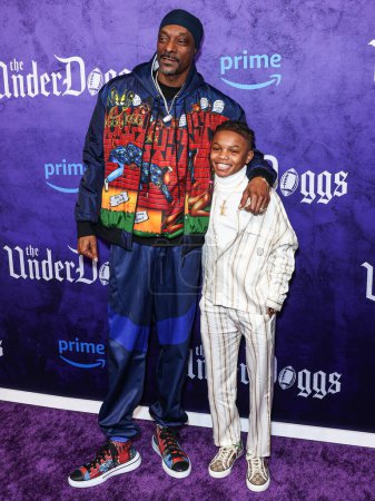 Foto de Snoop Dogg y Jonigan Booth llegan al estreno mundial de 'The Underdoggs' de Amazon Prime Video celebrado en The Culver Theater el 23 de enero de 2024 en Culver City, Los Ángeles, California, Estados Unidos. - Imagen libre de derechos