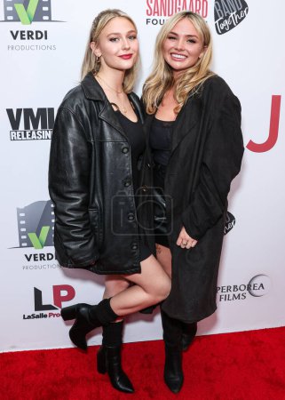 Téléchargez les photos : Alyvia Alyn Lind et sa sœur Natalie Alyn Lind arrivent à la première de VMI Releasing au Harmony Gold Theater le 24 janvier 2024 à Hollywood, Los Angeles, Californie, États-Unis. - en image libre de droit