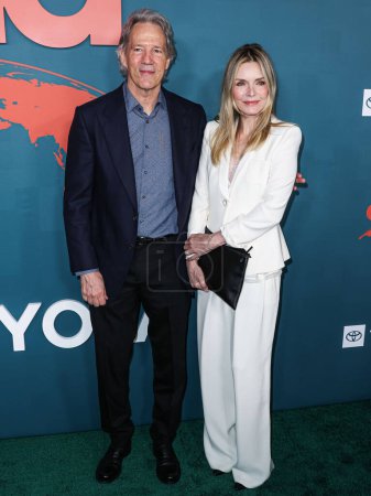 Foto de David E. Kelley y su esposa Michelle Pfeiffer llegan a la 33ª Gala Anual de Premios de la Asociación de Medios Ambientales celebrada en Sunset Las Palmas Studios el 27 de enero de 2024 en Hollywood, Los Ángeles, California, Estados Unidos. - Imagen libre de derechos