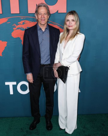 Téléchargez les photos : David E. Kelley et son épouse Michelle Pfeiffer arrivent au 33e gala annuel des prix de l'Environmental Media Association qui se tient aux Sunset Las Palmas Studios le 27 janvier 2024 à Hollywood, Los Angeles, Californie, États-Unis. - en image libre de droit