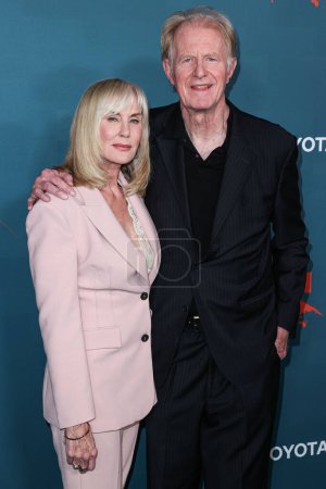 Foto de Rachelle Carson Begley y su esposo Ed Begley Jr. llegan a la 33ª Gala Anual de Premios de la Asociación de Medios Ambientales celebrada en Sunset Las Palmas Studios el 27 de enero de 2024 en Hollywood, Los Ángeles, California, Estados Unidos. - Imagen libre de derechos
