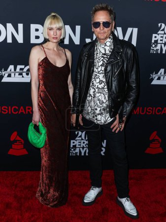 Foto de Ace Harper y Matt Sorum llegan a la Persona del Año MusiCares 2024 en honor a Jon Bon Jovi celebrada en el Centro de Convenciones de Los Ángeles el 2 de febrero de 2024 en Los Ángeles, California, Estados Unidos. - Imagen libre de derechos