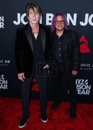 Foto de John Rzeznik y Robert Takac de Goo Goo Dolls llegan al MusiCares Persona del Año 2024 en honor a Jon Bon Jovi celebrado en el Centro de Convenciones de Los Ángeles el 2 de febrero de 2024 en Los Ángeles, California, Estados Unidos. - Imagen libre de derechos