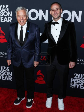Foto de Robert Kraft y Michael Rubin llegan al MusiCares Persona del Año 2024 en honor a Jon Bon Jovi celebrado en el Centro de Convenciones de Los Ángeles el 2 de febrero de 2024 en Los Ángeles, California, Estados Unidos. - Imagen libre de derechos