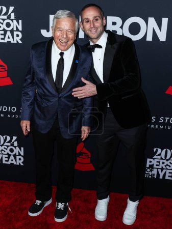 Téléchargez les photos : Robert Kraft et Michael Rubin arrivent au MusiCares Person of the Year 2024 en l'honneur de Jon Bon Jovi au Los Angeles Convention Center le 2 février 2024 à Los Angeles, Californie, États-Unis. - en image libre de droit