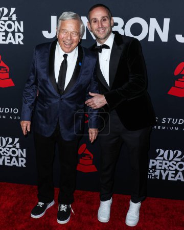 Foto de Robert Kraft y Michael Rubin llegan al MusiCares Persona del Año 2024 en honor a Jon Bon Jovi celebrado en el Centro de Convenciones de Los Ángeles el 2 de febrero de 2024 en Los Ángeles, California, Estados Unidos. - Imagen libre de derechos