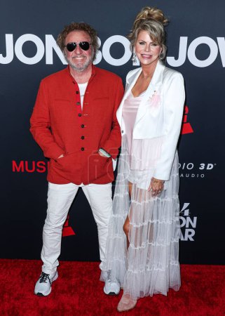 Téléchargez les photos : Sammy Hagar et son épouse Kari Karte arrivent au MusiCares Person of the Year 2024 en l'honneur de Jon Bon Jovi au Los Angeles Convention Center le 2 février 2024 à Los Angeles, Californie, États-Unis. - en image libre de droit