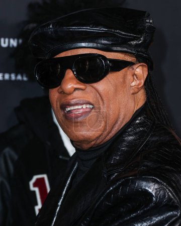 Téléchargez les photos : Stevie Wonder arrive à la 66e cérémonie des GRAMMY Awards 2024 d'Universal Music Group qui s'est tenue dans les studios Nya WEST le 4 février 2024 à Hollywood, Los Angeles, Californie, États-Unis. - en image libre de droit