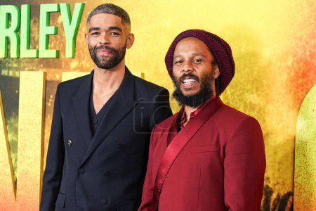 Foto de Kingsley Ben-Adir y Ziggy Marley llegan al estreno en Los Ángeles de 'Bob Marley: One Love' de Paramount Pictures celebrado en el Regency Village Theatre el 6 de febrero de 2024 en Westwood, Los Ángeles, California, Estados Unidos. - Imagen libre de derechos