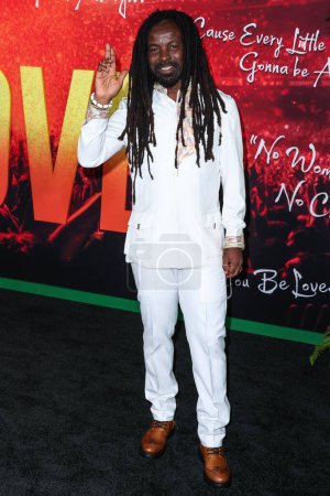 Foto de Rocky Dawuni llega al estreno en Los Ángeles de 'Bob Marley: One Love' de Paramount Pictures celebrado en el Regency Village Theatre el 6 de febrero de 2024 en Westwood, Los Ángeles, California, Estados Unidos. - Imagen libre de derechos