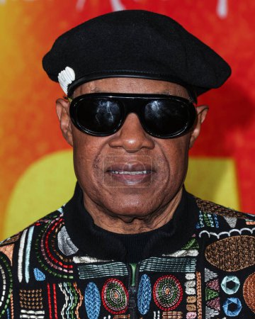 Téléchargez les photos : Stevie Wonder arrive à la première de Paramount Pictures 'Bob Marley : One Love' au Regency Village Theatre le 6 février 2024 à Westwood, Los Angeles, Californie, États-Unis. - en image libre de droit