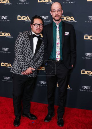 Téléchargez les photos : Daniel Kwan et Daniel Scheinert arrivent au 76ème Annual Directors Guild Of America (DGA) Awards qui se tient au Beverly Hilton Hotel le 10 février 2024 à Beverly Hills, Los Angeles, Californie, États-Unis. - en image libre de droit