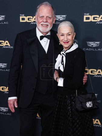 Foto de Taylor Hackford y su esposa Helen Mirren llegan a los 76º Premios del Gremio de Directores Anuales de América (DGA) celebrados en el Beverly Hilton Hotel el 10 de febrero de 2024 en Beverly Hills, Los Ángeles, California, Estados Unidos. - Imagen libre de derechos