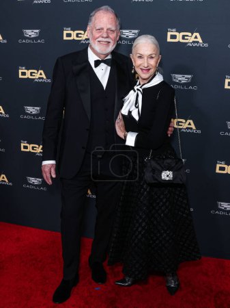 Téléchargez les photos : Taylor Hackford et son épouse Helen Mirren arrivent à la 76e cérémonie annuelle de remise des prix de la Guilde des réalisateurs d'Amérique (DGA) au Beverly Hilton Hotel le 10 février 2024 à Beverly Hills, Los Angeles, Californie, États-Unis. - en image libre de droit