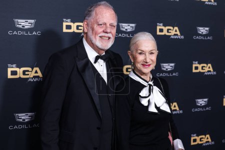 Foto de Taylor Hackford y su esposa Helen Mirren llegan a los 76º Premios del Gremio de Directores Anuales de América (DGA) celebrados en el Beverly Hilton Hotel el 10 de febrero de 2024 en Beverly Hills, Los Ángeles, California, Estados Unidos. - Imagen libre de derechos