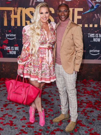 Foto de Amanda Moore y su esposo Tommy Davidson llegan al estreno de Amazon MGM Studios 'This Is Me... Now: A Love Story' celebrado en el Dolby Theatre el 13 de febrero de 2024 en Hollywood, Los Ángeles, California, Estados Unidos. - Imagen libre de derechos