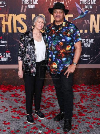 Foto de Alice Young y su esposo Neil deGrasse Tyson llegan al estreno de Amazon MGM Studios 'This Is Me... Now: A Love Story' celebrado en el Dolby Theatre el 13 de febrero de 2024 en Hollywood, Los Ángeles, California, Estados Unidos. - Imagen libre de derechos