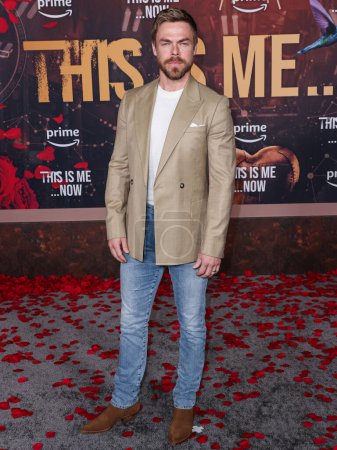 Téléchargez les photos : Derek Hough arrive à la première d'Amazon MGM Studios 'This Is Me... Now : A Love Story' au Dolby Theatre le 13 février 2024 à Hollywood, Los Angeles, Californie, États-Unis. - en image libre de droit