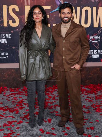 Foto de Radhi Devlukia-Shetty y su esposo Jay Shetty llegan al estreno de Amazon MGM Studios 'This Is Me... Now: A Love Story' celebrado en el Dolby Theatre el 13 de febrero de 2024 en Hollywood, Los Ángeles, California, Estados Unidos. - Imagen libre de derechos