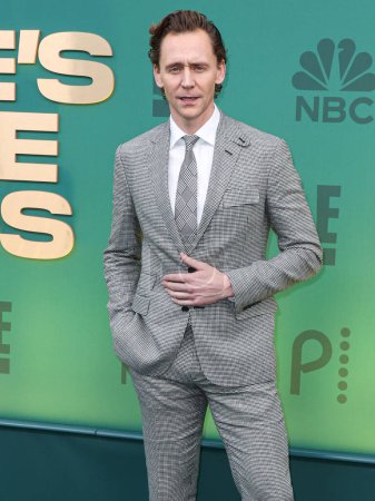 Téléchargez les photos : Tom Hiddleston portant Ralph Lauren arrive à la 49e cérémonie annuelle des People's Choice Awards 2024 au Barker Hangar le 18 février 2024 à Santa Monica, Los Angeles, Californie, États-Unis. - en image libre de droit