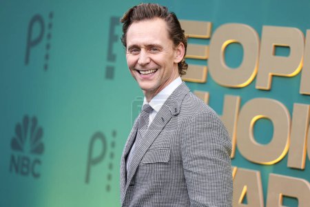 Foto de Tom Hiddleston vistiendo a Ralph Lauren llega a los 49th Annual People 's Choice Awards 2024 celebrados en The Barker Hangar el 18 de febrero de 2024 en Santa Monica, Los Ángeles, California, Estados Unidos. - Imagen libre de derechos