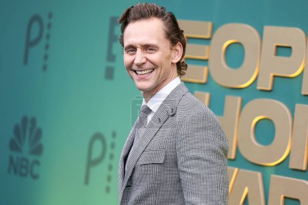 Foto de Tom Hiddleston vistiendo a Ralph Lauren llega a los 49th Annual People 's Choice Awards 2024 celebrados en The Barker Hangar el 18 de febrero de 2024 en Santa Monica, Los Ángeles, California, Estados Unidos. - Imagen libre de derechos