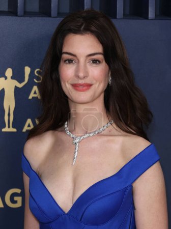 Photo for Anne Hathaway wearing Atelier Versace SS15 Couture arrives at the 30th Annual Screen Actors Guild Awards held at the Shrine Auditorium and Expo Hall on February 24, 2024 in Los Angeles, California, United States. - Royalty Free Image