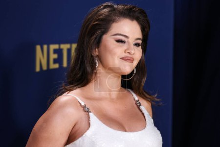 Téléchargez les photos : Selena Gomez portant des bijoux Versace et Messika arrive à la 30e cérémonie annuelle des Screen Actors Guild Awards au Shrine Auditorium and Expo Hall le 24 février 2024 à Los Angeles, Californie, États-Unis. - en image libre de droit
