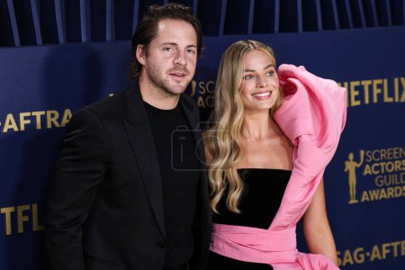 Foto de Tom Ackerley y su esposa Margot Robbie llegan a los 30th Annual Screen Actors Guild Awards celebrados en el Shrine Auditorium y Expo Hall el 24 de febrero de 2024 en Los Ángeles, California, Estados Unidos. - Imagen libre de derechos