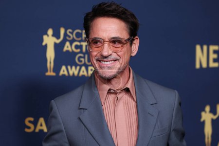 Foto de Robert Downey Jr., ganador del Premio a la Interpretación Sobresaliente de un Actor Masculino en un Papel de Apoyo y el Premio a la Interpretación Sobresaliente de un Elenco en una Película por 'Oppenheimer' el 24 de febrero de 2024 en Los Ángeles - Imagen libre de derechos