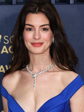 Photo for Anne Hathaway wearing Atelier Versace SS15 Couture arrives at the 30th Annual Screen Actors Guild Awards held at the Shrine Auditorium and Expo Hall on February 24, 2024 in Los Angeles, California, United States. - Royalty Free Image