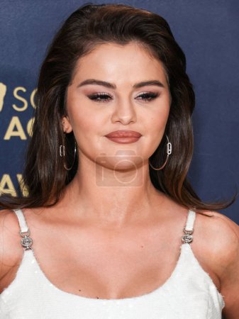 Téléchargez les photos : Selena Gomez portant des bijoux Versace et Messika arrive à la 30e cérémonie annuelle des Screen Actors Guild Awards au Shrine Auditorium and Expo Hall le 24 février 2024 à Los Angeles, Californie, États-Unis. - en image libre de droit