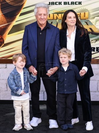 Téléchargez les photos : Dustin Hoffman et sa femme Lisa Hoffman arrivent à la première mondiale de DreamWorks Animation And Universal Pictures '' Kung Fu Panda 4 'tenue à AMC The Grove 14 le 3 mars 2024 à Los Angeles, Californie, États-Unis. - en image libre de droit