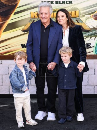 Foto de Dustin Hoffman y su esposa Lisa Hoffman llegan al estreno mundial de DreamWorks Animation And Universal Pictures '' Kung Fu Panda 4 'celebrado en AMC The Grove 14 el 3 de marzo de 2024 en Los Ángeles, California, Estados Unidos. - Imagen libre de derechos