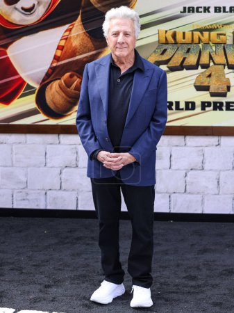 Foto de Dustin Hoffman llega al estreno mundial de DreamWorks Animation And Universal Pictures '' Kung Fu Panda 4 'celebrado en AMC The Grove 14 el 3 de marzo de 2024 en Los Ángeles, California, Estados Unidos. - Imagen libre de derechos