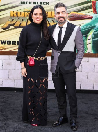 Téléchargez les photos : Lucia Ruiz de la Pena Chaparro et son mari Omar Chaparro arrivent à la première mondiale de DreamWorks Animation And Universal Pictures '' Kung Fu Panda 4 'tenue à AMC The Grove 14 le 3 mars 2024 à Los Angeles, Californie, États-Unis. - en image libre de droit