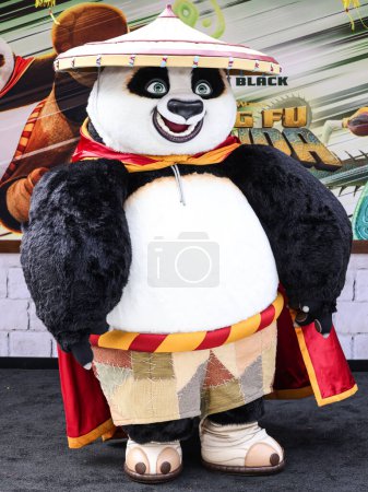 Téléchargez les photos : Un interprète en costume 'Po' arrive à la première mondiale de DreamWorks Animation And Universal Pictures '' Kung Fu Panda 4 'qui s'est tenue à AMC The Grove 14 le 3 mars 2024 à Los Angeles, Californie, États-Unis. - en image libre de droit