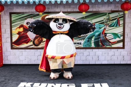 Foto de Un intérprete con un disfraz de 'Po' llega al estreno mundial de DreamWorks Animation And Universal Pictures '' Kung Fu Panda 4 'celebrado en AMC The Grove 14 el 3 de marzo de 2024 en Los Ángeles, California, Estados Unidos. - Imagen libre de derechos