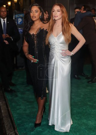 Foto de Ayesha Curry vistiendo un vestido de Dolce y Gabbana y Lindsay Lohan llegan a la Proyección Especial de Netflix 'Irish Wish' celebrada en el Teatro de París el 5 de marzo de 2024 en Manhattan, Nueva York, Nueva York, Estados Unidos. - Imagen libre de derechos