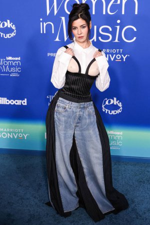 Foto de Marina Diamandis llega al Billboard Women In Music 2024 celebrado en el YouTube Theater en el SoFi Stadium el 6 de marzo de 2024 en Inglewood, Los Ángeles, California, Estados Unidos. - Imagen libre de derechos
