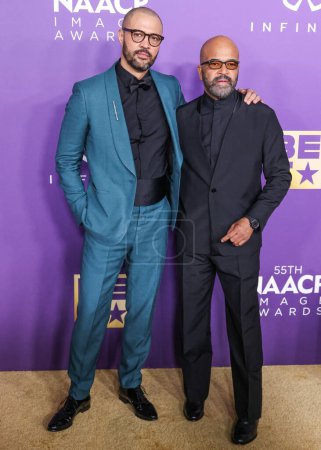 Foto de Cord Jefferson y Jeffrey Wright llegan a los 55º Premios Anuales de Imagen NAACP celebrados en el Shrine Auditorium and Expo Hall el 16 de marzo de 2024 en Los Ángeles, California, Estados Unidos. - Imagen libre de derechos