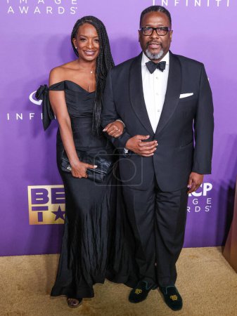 Téléchargez les photos : Erika Woods et son petit ami Wendell Pierce arrivent à la 55e cérémonie annuelle des NAACP Image Awards qui se tient au Shrine Auditorium and Expo Hall le 16 mars 2024 à Los Angeles, Californie, États-Unis. - en image libre de droit