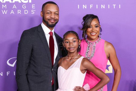 Photo for Javoris Jay Hollingsworth, Graceyn Hollingsworth and Arlene Gordon-Hollingsworth arrive at the 55th Annual NAACP Image Awards held at the Shrine Auditorium and Expo Hall on March 16, 2024 in Los Angeles, California, United States. - Royalty Free Image