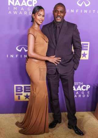 Foto de Sabrina Dhowre Elba y su esposo Idris Elba llegan a los 55º Premios Anuales de Imagen NAACP celebrados en el Shrine Auditorium and Expo Hall el 16 de marzo de 2024 en Los Ángeles, California, Estados Unidos. - Imagen libre de derechos