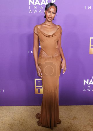 Téléchargez les photos : Sabrina Dhowre Elba portant Versace arrive à la 55e cérémonie annuelle des NAACP Image Awards qui s'est tenue au Shrine Auditorium and Expo Hall le 16 mars 2024 à Los Angeles, Californie, États-Unis. - en image libre de droit