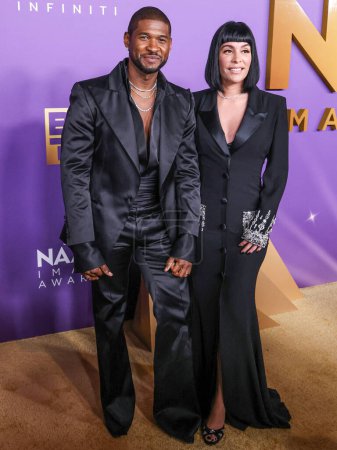 Foto de Usher Raymond IV y su novia Jennifer Goicoechea llegan a los 55º Premios Anuales de Imagen NAACP celebrados en el Shrine Auditorium y Expo Hall el 16 de marzo de 2024 en Los Ángeles, California, Estados Unidos. - Imagen libre de derechos
