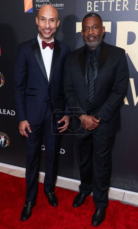 Foto de Scott Hamilton y Vincent L. Holmes llegan a los 10th Annual Truth Awards 2024 celebrados en The Beverly Hilton Hotel el 30 de marzo de 2024 en Beverly Hills, Los Ángeles, California, Estados Unidos. - Imagen libre de derechos