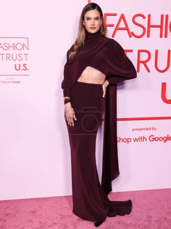 Téléchargez les photos : Alessandra Ambrosio arrive au Fashion Trust U.S. Prix 2024 dans une résidence privée le 9 avril 2024 à Beverly Hills, Los Angeles, Californie, États-Unis. - en image libre de droit