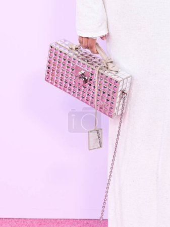 Téléchargez les photos : Pochette sac d'Alexandra Shipp arrive au Fashion Trust États-Unis Prix 2024 dans une résidence privée le 9 avril 2024 à Beverly Hills, Los Angeles, Californie, États-Unis. - en image libre de droit