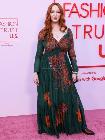 Téléchargez les photos : Christina Hendricks arrive au Fashion Trust U.S. Prix 2024 dans une résidence privée le 9 avril 2024 à Beverly Hills, Los Angeles, Californie, États-Unis. - en image libre de droit